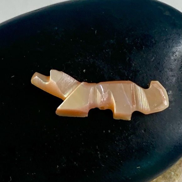 Vintage Native American Zuni Hand Carved Coyote Fetish Shell Animal Bead .9" - Picture 2 of 10